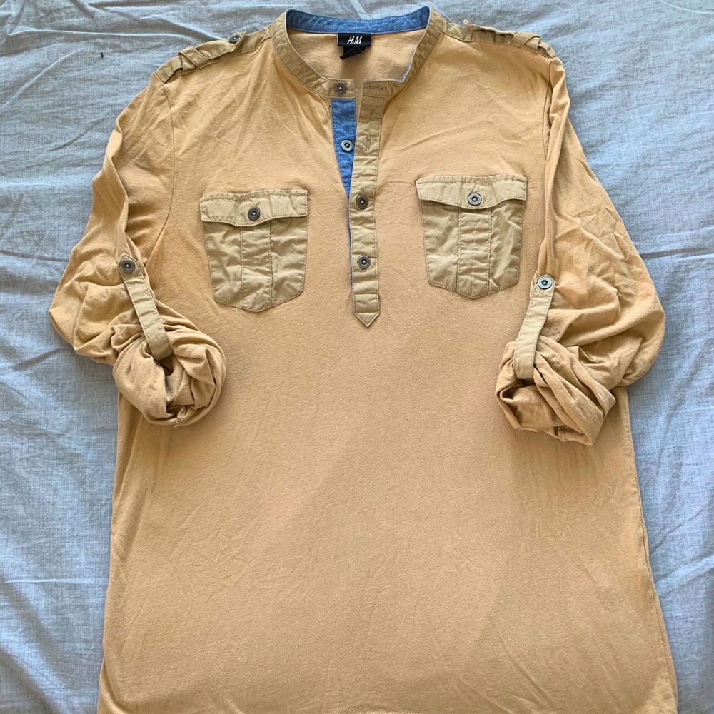 Men’s H&M tan shirt